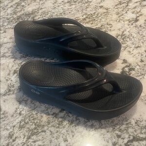 OOFOS Black Comfort Sandals